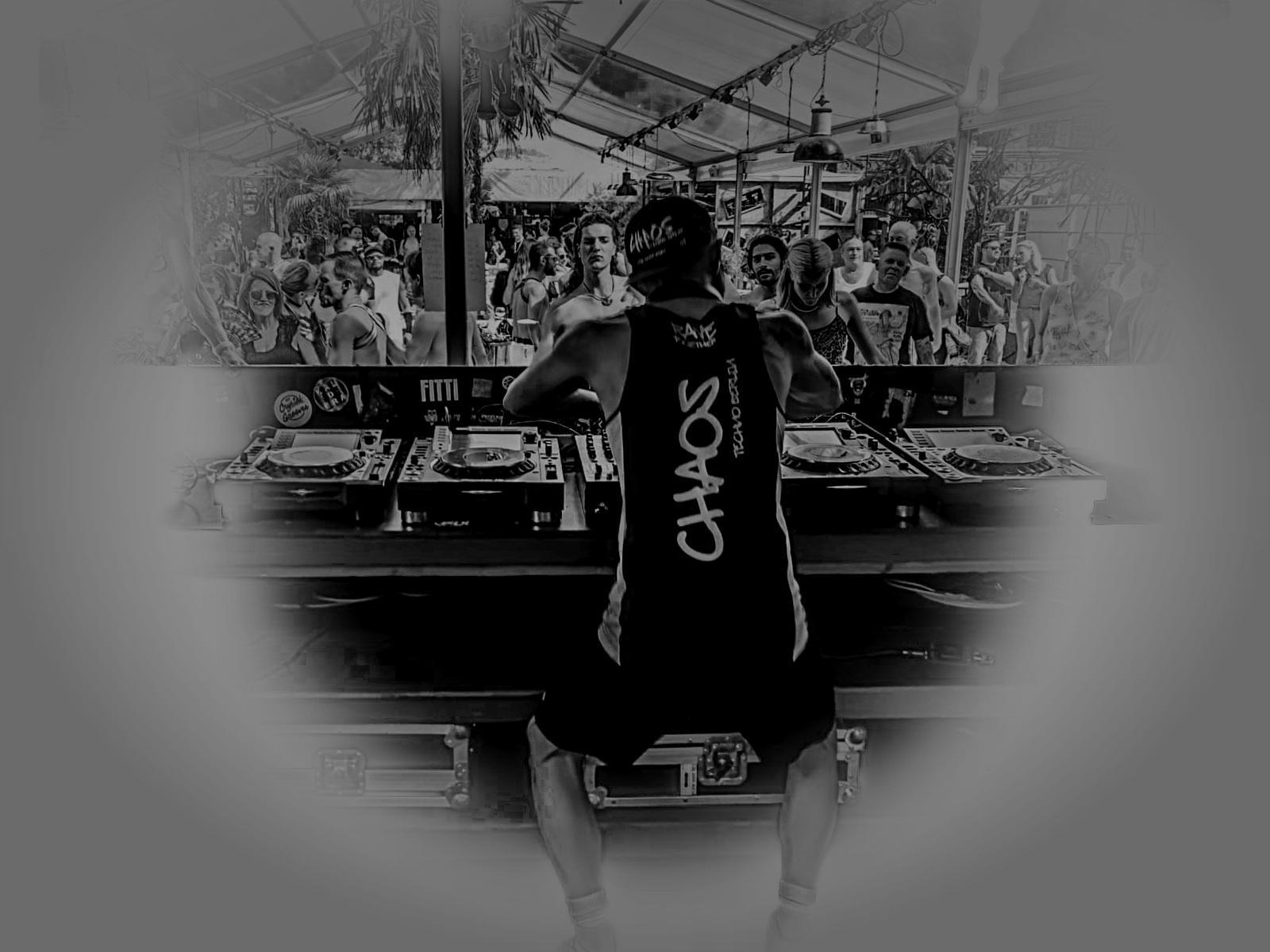 CHAOS Techno.Berlin live vor der Crowd